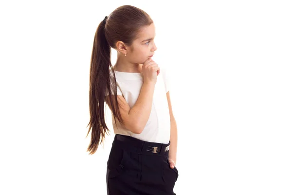 Küçük kız beyaz tişört ve siyah etek — Stok fotoğraf