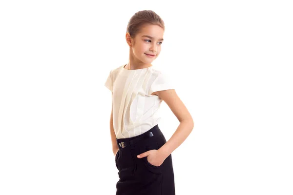 Niña en camiseta blanca y falda negra — Foto de Stock