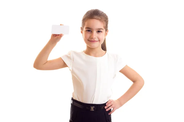 Bambina in T-shirt bianca con carta bianca in mano — Foto Stock