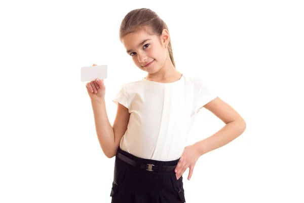 Κοριτσάκι σε λευκό T-shirt που κατέχουν λευκή κάρτα — Φωτογραφία Αρχείου