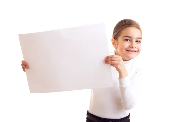 Kleine meisje bedrijf witte spandoek — Stockfoto