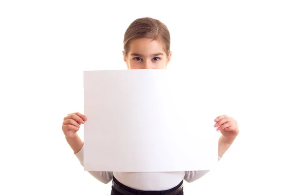Kleines Mädchen mit weißem Banner — Stockfoto