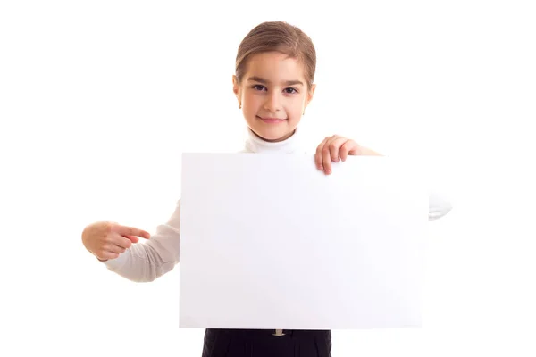 Kleine meisje bedrijf witte spandoek — Stockfoto