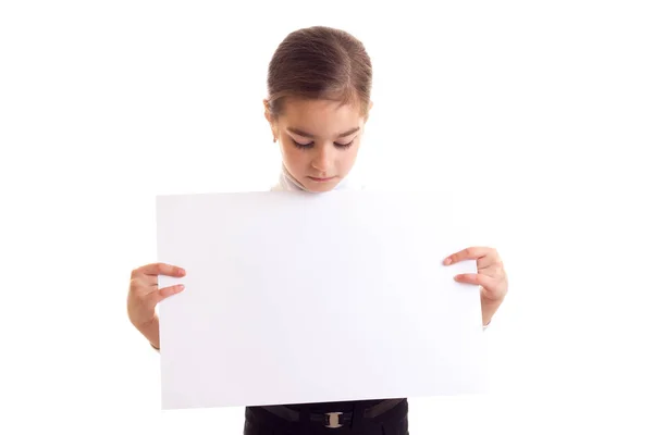 Kleines Mädchen mit weißem Banner — Stockfoto
