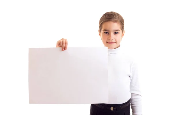 Kleine meisje bedrijf witte spandoek — Stockfoto