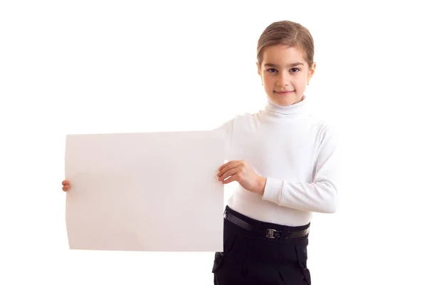 Kleine meisje bedrijf witte spandoek — Stockfoto