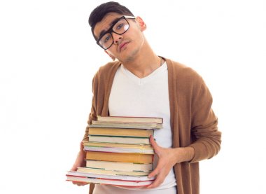 genç adam gözlüklü kitaplar