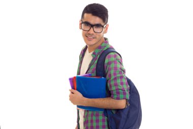 Genç adam sırt çantası ve kitaplar