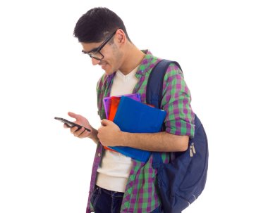 Genç adam sırt çantası, smartphone ve kitaplar