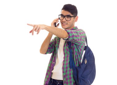 Sırt çantası ve akıllı telefonu olan genç bir adam.