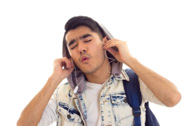 Sırt çantası ve kulaklık ile genç adam