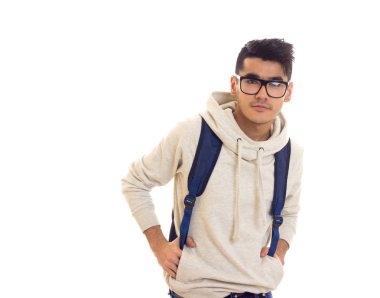 Genç adam gözlük ve sırt çantası