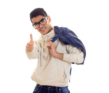 Genç adam gözlük ve sırt çantası