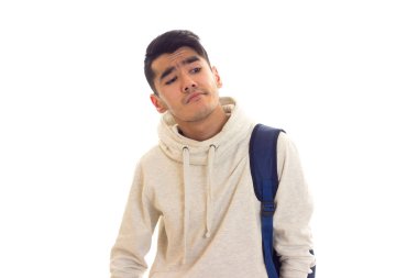 Genç adam gözlük ve sırt çantası