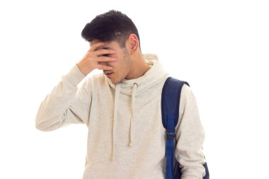 Genç adam gözlük ve sırt çantası