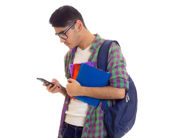 Jonge man met rugzak, smartphone en boeken — Stockfoto