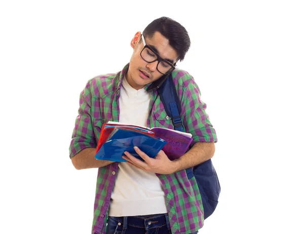 Jovem com mochila, smartphone e livros — Fotografia de Stock