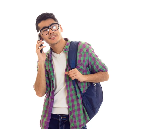 Mladý muž s batohem a smartphonem — Stock fotografie