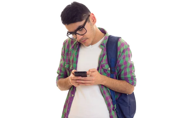 Jeune homme avec sac à dos et smartphone — Photo