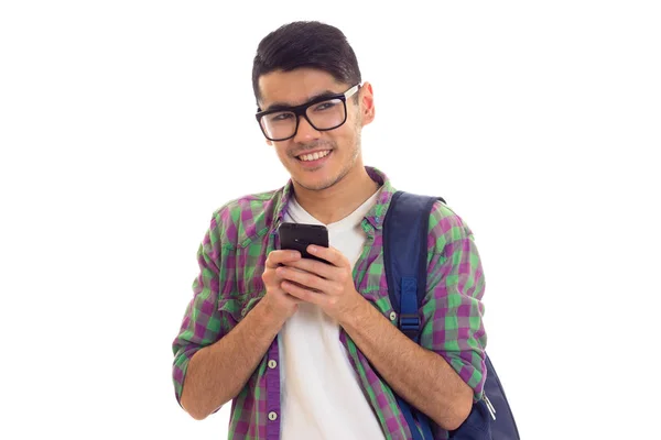 Jeune homme avec sac à dos et smartphone — Photo