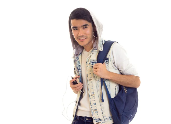 Joven con mochila, smartphone y auriculares — Foto de Stock