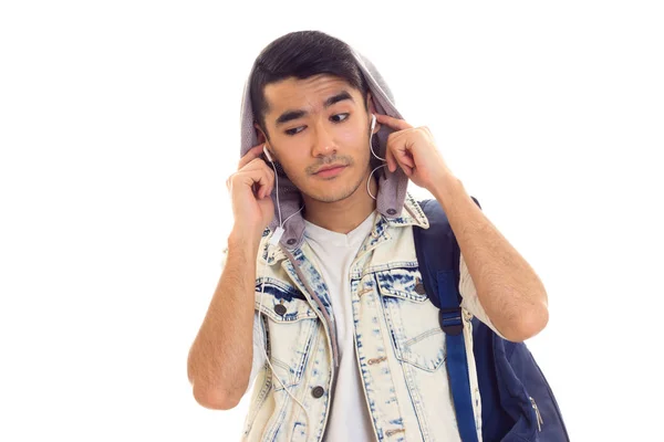 Ung man med ryggsäck och hörlurar — Stockfoto