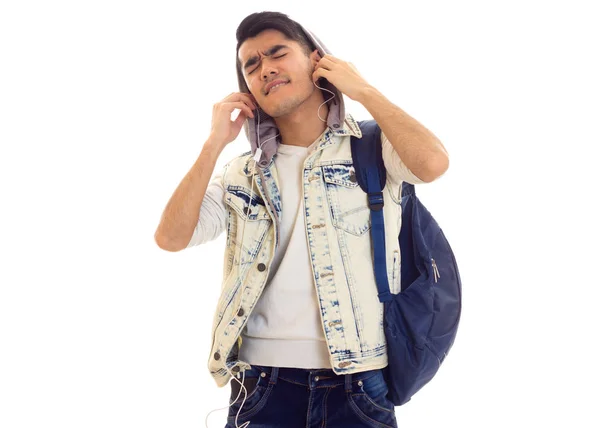 Joven con mochila y auriculares — Foto de Stock