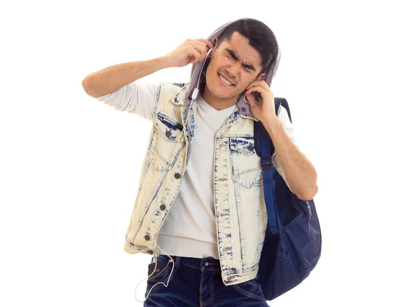 Jovem com mochila e fones de ouvido — Fotografia de Stock