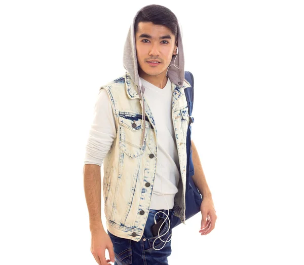 Mladý muž s batohem a sluchátka — Stock fotografie