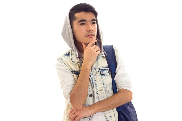 Молодой человек с рюкзаком и наушниками — стоковое фото