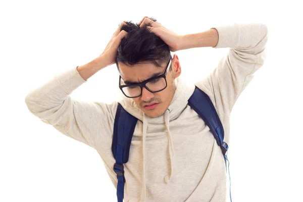 Junger Mann mit Brille und Rucksack — Stockfoto