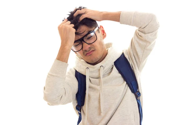 Ung man med glasögon och ryggsäck — Stockfoto
