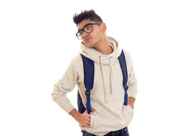 Mladý muž s brýlemi a batoh — Stock fotografie