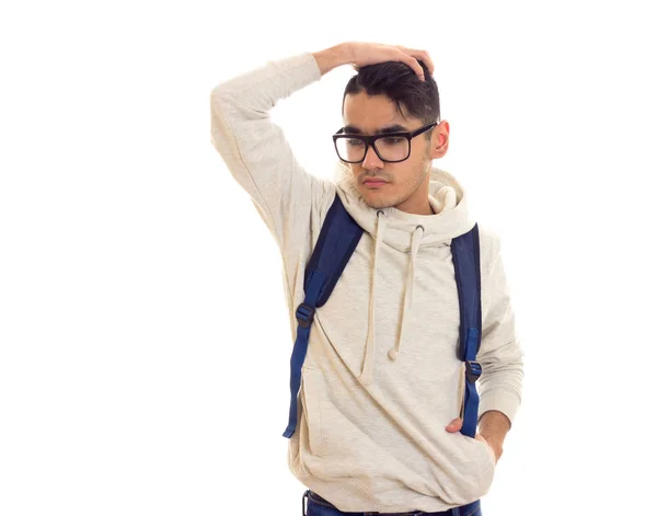 Mladý muž s brýlemi a batoh — Stock fotografie