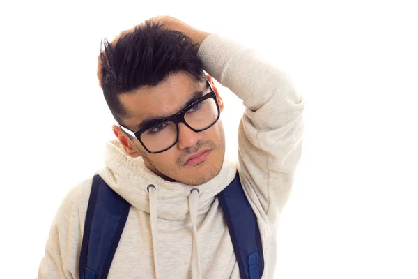 Jeune homme avec lunettes et sac à dos — Photo