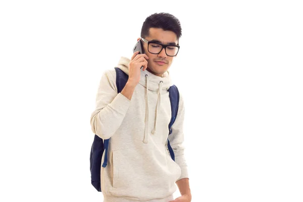 Νεαρός με γυαλιά, smartphone και σακίδιο — Φωτογραφία Αρχείου