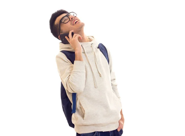 Молодой человек в очках, смартфоне и рюкзаке — стоковое фото