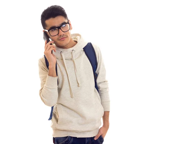 Jeune homme avec lunettes, smartphone et sac à dos — Photo