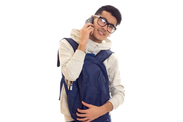 Giovane con occhiali, smartphone e zaino — Foto Stock