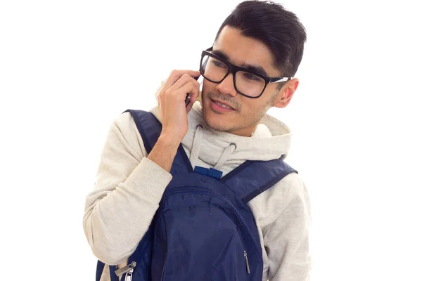 Jeune homme avec lunettes, smartphone et sac à dos — Photo