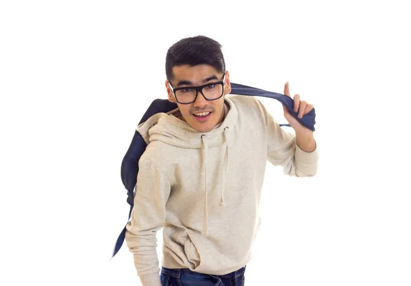 Jeune homme avec lunettes et sac à dos — Photo