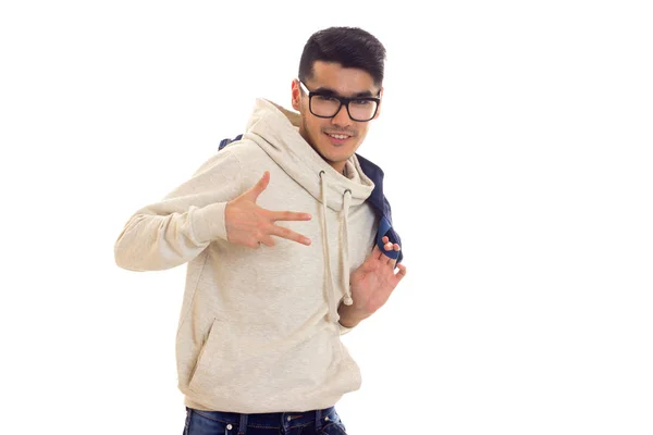 Junger Mann mit Brille und Rucksack — Stockfoto