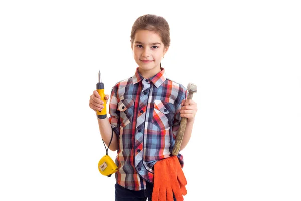 Menina segurando martelo, chave de fenda e roleta — Fotografia de Stock