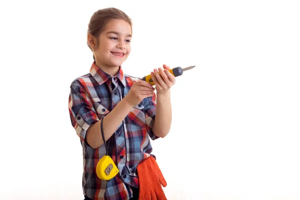 Malá holčička drží šroubovák a ruleta — Stock fotografie