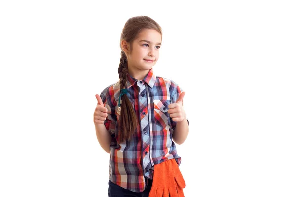 Маленькая девочка в оранжевых перчатках — стоковое фото