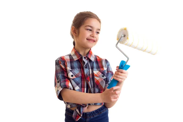 Menina segurando rolo branco — Fotografia de Stock