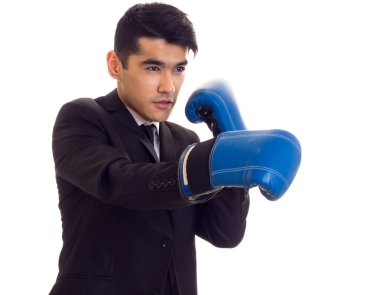 Boks eldivenleri ile takım elbiseli genç adam