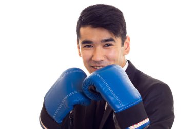 Boks eldivenleri ile takım elbiseli genç adam