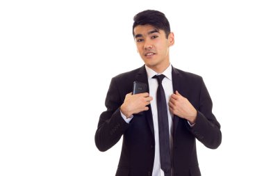 Telefonda konuşurken takım elbiseli genç adam