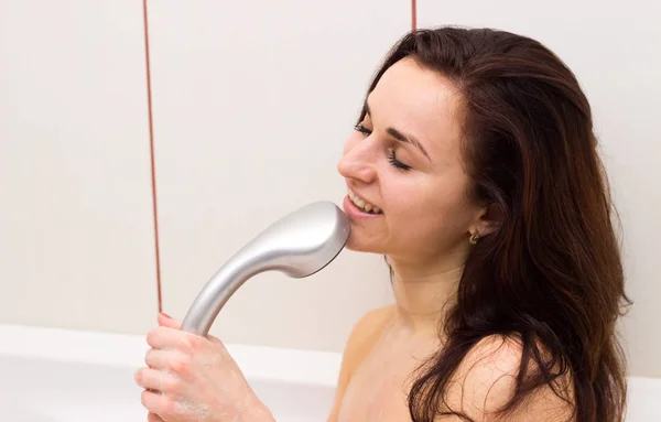 Jeune femme chantant sous la douche — Photo